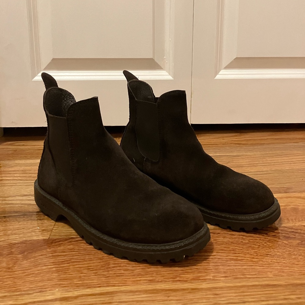 Invincible brown Chelsea boots